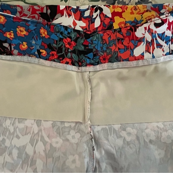 🛍️ UP! Ladies Floral Ankle Pants - Picture 8 of 12